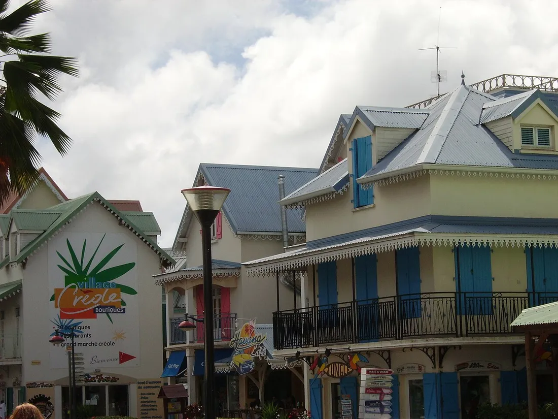 Le Village Créole de la Pointe du Bout aux Trois-Îlets, ensemble de boutiques à l'architecture créole avec volets bleus et balcons en ferronnerie