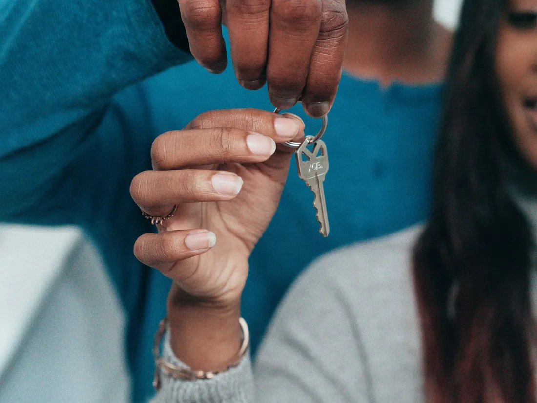 Deux mains echangeant les cles d'un logement, symbolisant la remise des cles a l'arrivee dans un nouvel appartement