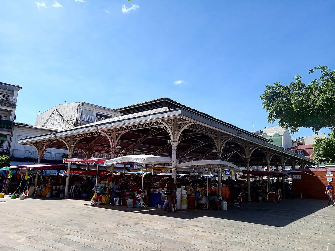 Halle du marché central de Pointe-à-Pitre en Guadeloupe avec ses étals de marchandises importées soumises à l'octroi de mer