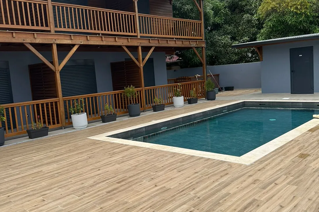 Piscine de la Résidence Francis à Cayenne bordée d’une coursive en bois