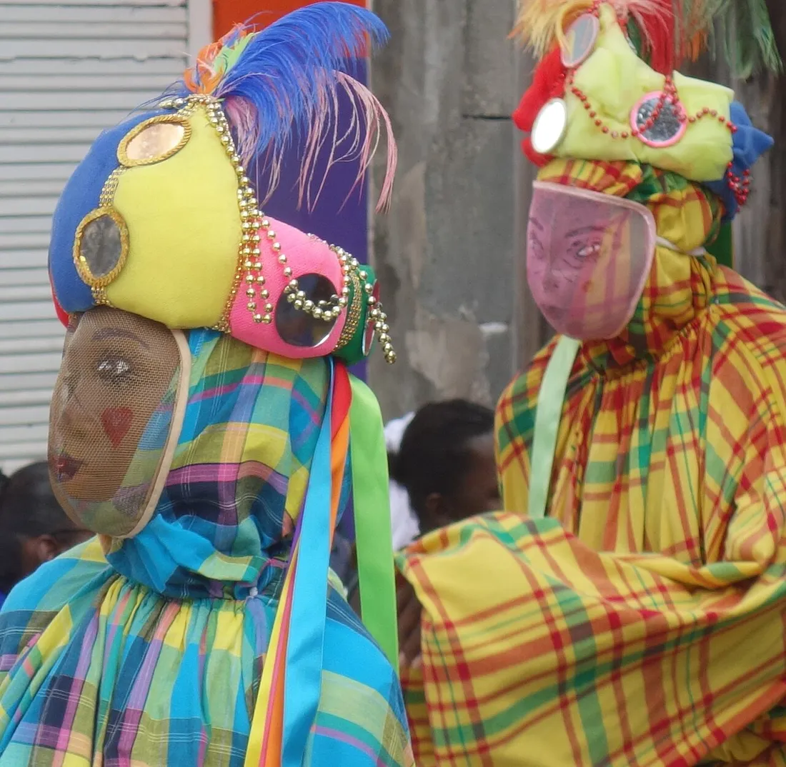 Danseurs masques en costumes de madras lors du carnaval a Basse-Terre, en Guadeloupe