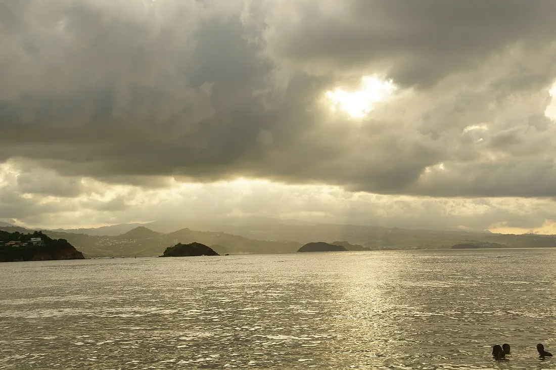Littoral de la presqu'ile de la Caravelle a Tartane en Martinique sous un ciel nuageux, ou les familles se rassemblent au bord de mer pendant le week-end de Paques