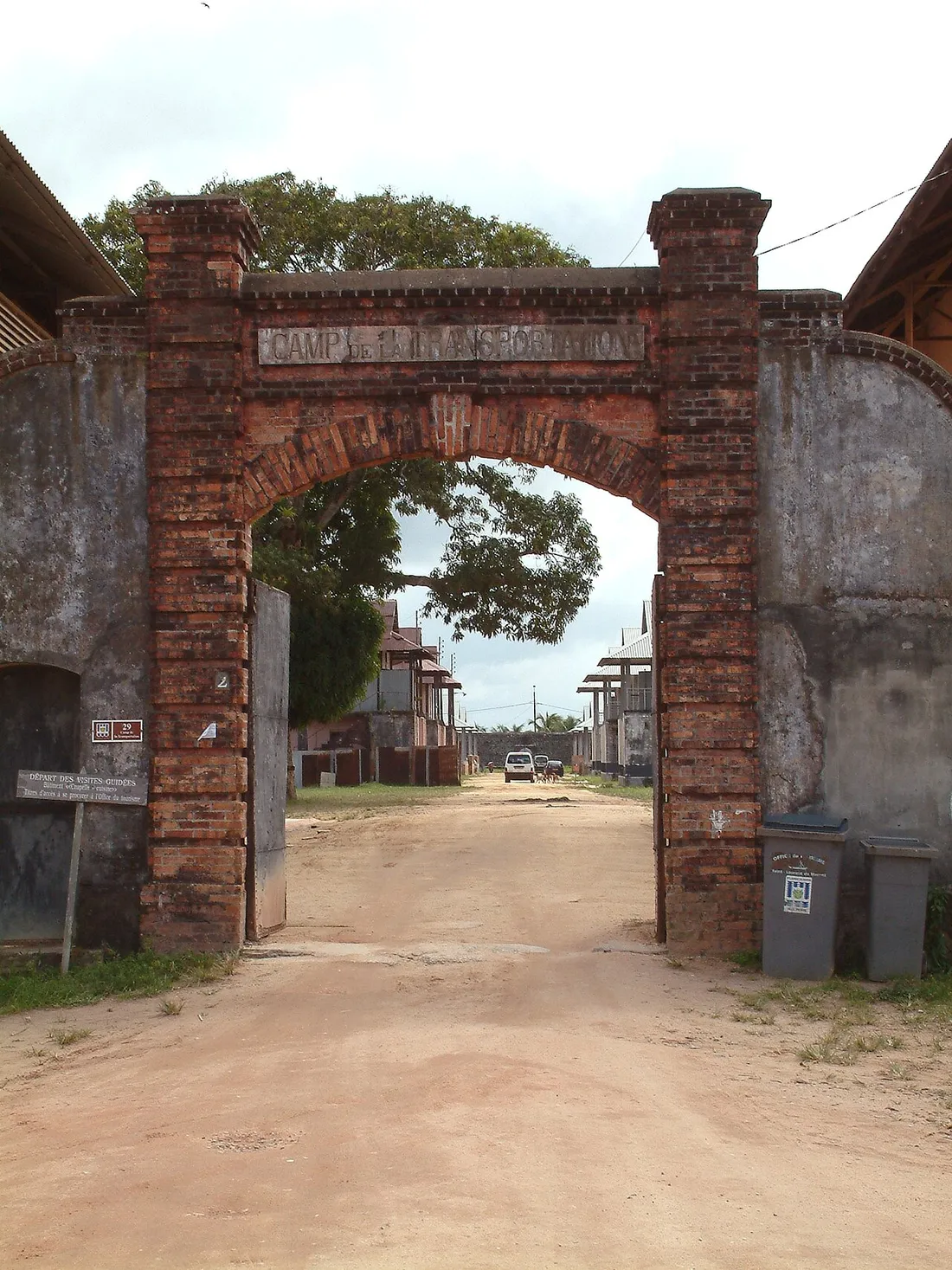 Porte d'entrée en briques du Camp de la Transportation, ancien bagne de Saint-Laurent-du-Maroni en Guyane