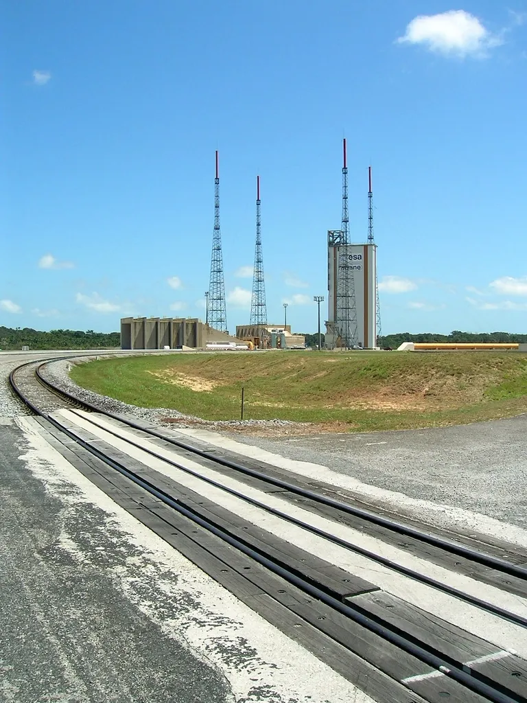 Pas de tir ELA-3 du Centre Spatial Guyanais avec ses pylones paratonnerres et les voies ferrees a Kourou
