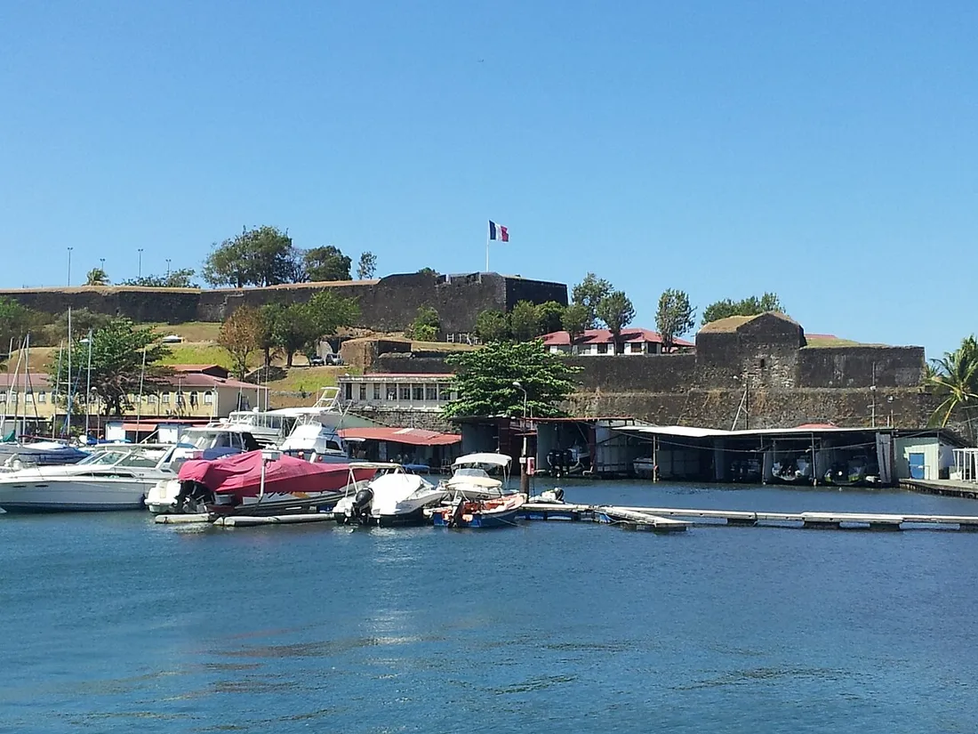 Le fort Saint-Louis de Fort-de-France et ses remparts de pierre dominant la marina, drapeau français au sommet
