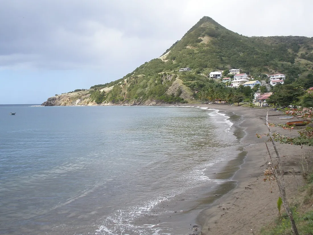 Plage calme et peu profonde de Petite Anse aux Anses-d'Arlet en Martinique, idéale pour la baignade en famille avec de jeunes enfants